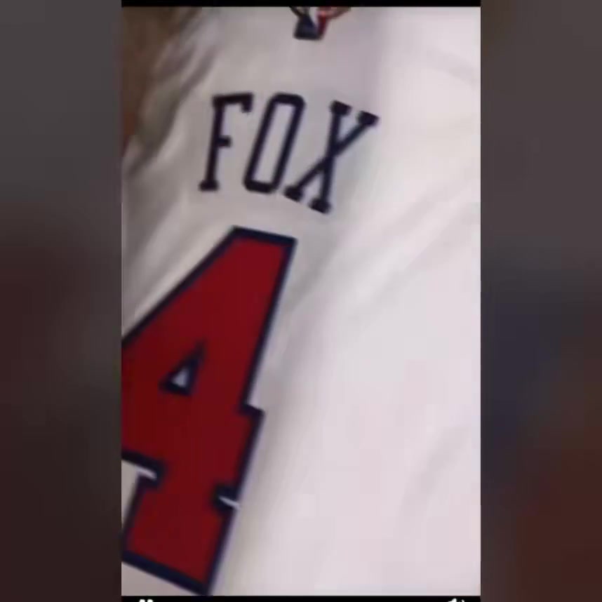移动端游戏-😂夺笋啊!球迷DIY了一套尼克斯版本福克斯4号球衣